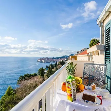 Queen Victoria - Two Bedroom With Balcony And Sea View