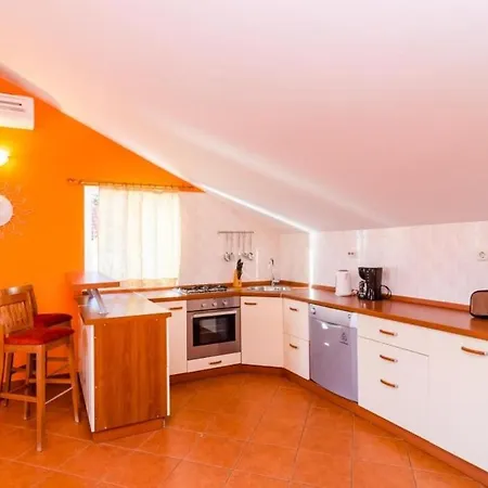Queen Victoria - Two Bedroom With Balcony And Sea View