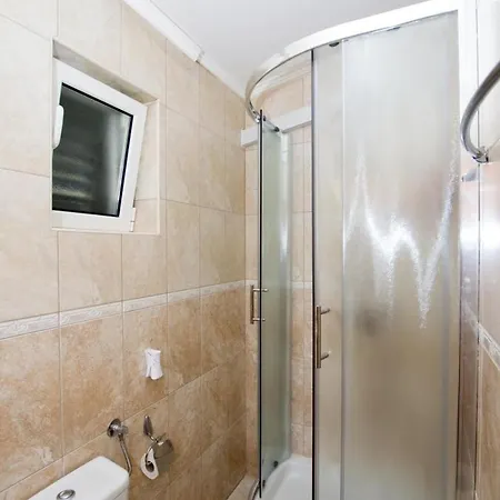 Queen Victoria - Two Bedroom With Balcony And Sea View