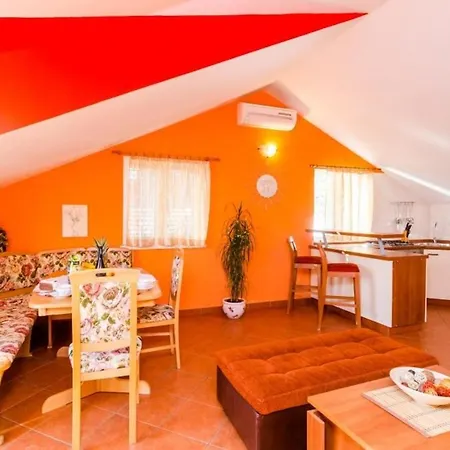 Queen Victoria - Two Bedroom With Balcony And Sea View דירה